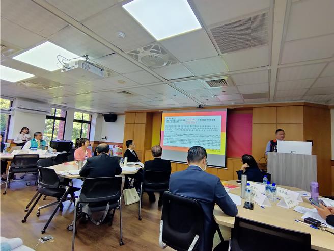 台湾地方教育发展学会、全国家长团体联盟等6个教育单位8日在台湾师范大学举办「面向教育·面向总统─亲师生的教育许愿单」网路民调公布记者会。(李侑珊摄)