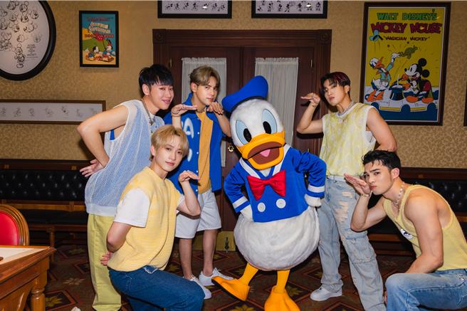 五坚情新歌〈立刻要爆炸〉MV特别前往香港迪士尼乐园取景。（原音兄弟提供）