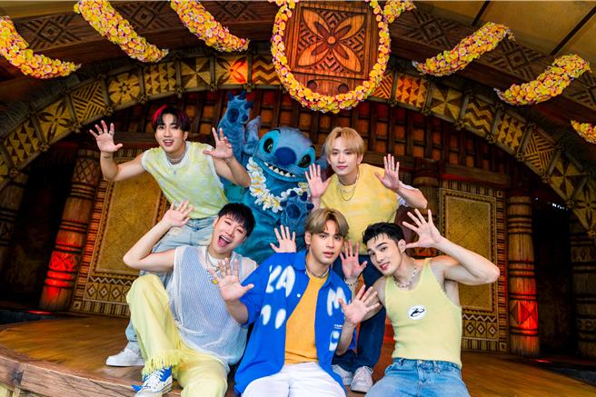 五坚情新歌〈立刻要爆炸〉MV特别前往香港迪士尼乐园取景。（原音兄弟提供）