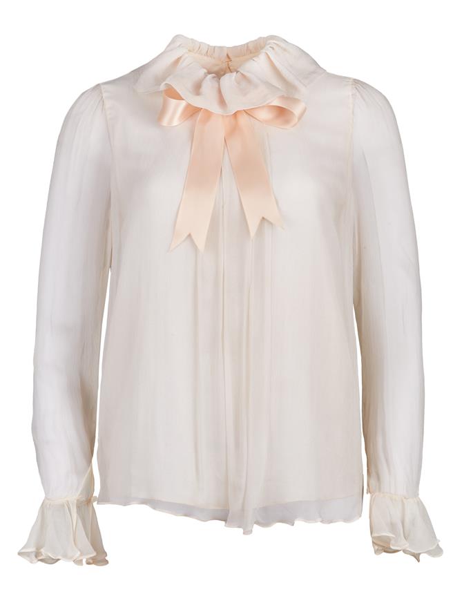 英国王室对外公开黛安娜王妃的订婚照中，她所穿着的粉红色衬衫多年来备受讚誉。（朱利安拍卖行提供／李怡芸台北传真）