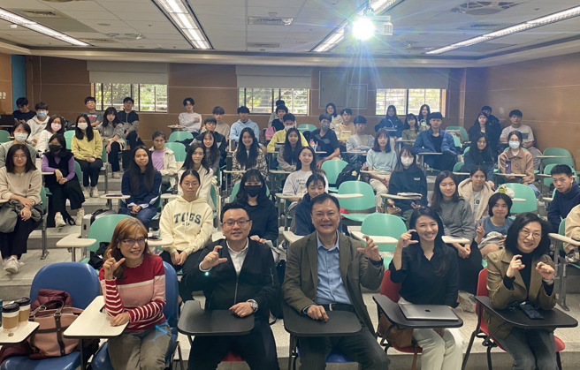 外交所杨文琪教授（前排左起）、外交所吴崇涵所长、金士懿教授、大毅科技邱雅雯、荣华碳中和丁子华董事长。（政大国际事务学院提供）