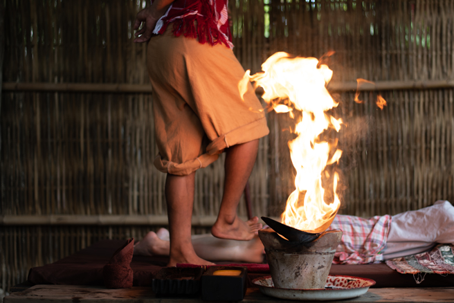 泰国一名模特儿近日进行传统疗法「烧灸」，没想到火苗竟蔓延到她全身。(示意图/达志影像)