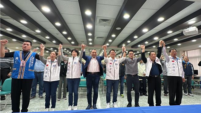 國民黨總統參選人侯友宜（左四）今天到台東首站先赴台東縣議會與農漁民座談。（蔡旻妤攝）