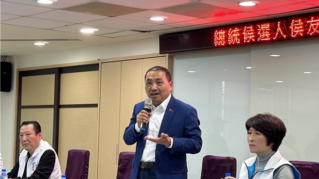 國民黨總統參選人侯友宜（中）今天到台東首站先赴台東縣議會與農漁民座談。（蔡旻妤攝）