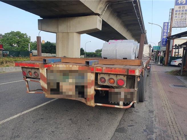 陈姓女骑士先与另辆机车碰撞后，倒地遭后方大货车撞击，详细肇事原因待进一步厘清。（翻摄照片／洪靖宜高雄传真）