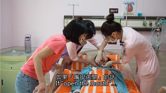 「听说Hear Me」诉说一位年轻女患者因为跌倒造成四肢瘫痪，理师们脑力激盪出一个发明帮助她呼叫护理站。（台大云林分院提供）