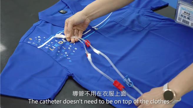 「透析室里的第二生命 Second Life In The Dialysis Room」纪录临床护理师如何发挥想像力与执行力，为病患做出一件可轻松拉宽并兼顾隐私的衣物。（台大云林分院提供）