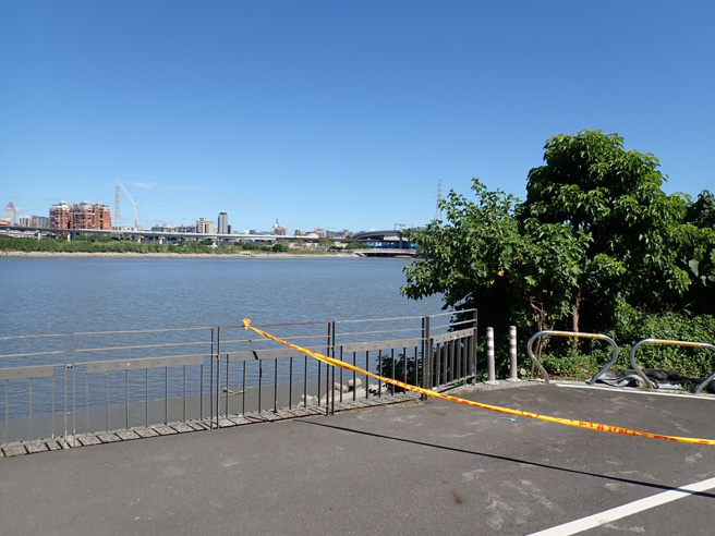 新北市警局于2023年9月中旬获报华江码头发现无名尸，现场立即封锁採证画面。（图／警方提供）