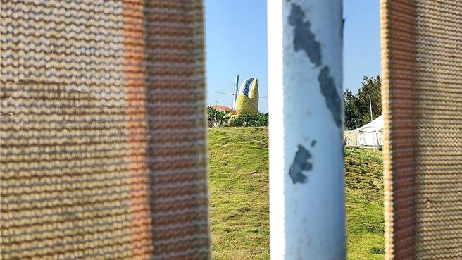 台中市议会8日总质询，市议员杨典忠指出，高美溼地的公共艺术竟被围起来，丧失公共性。（杨典忠提供／张亦惠台中传真）