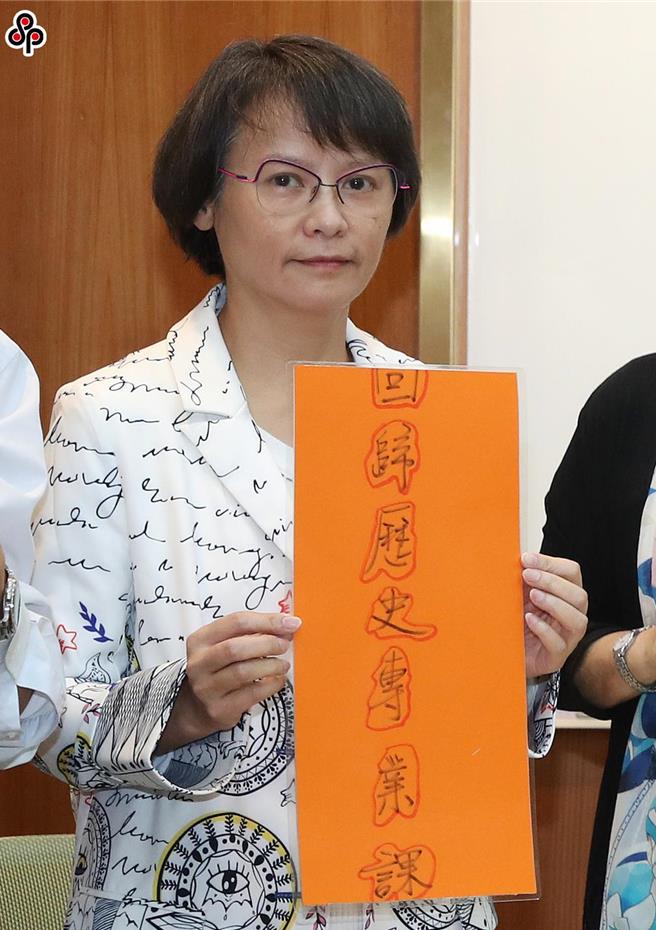 北一女中国文老师区桂芝痛批108课纲大量删除文言文，是个「无耻」、「不伦」的课纲，在网路上引发讨论。（刘宗龙摄）