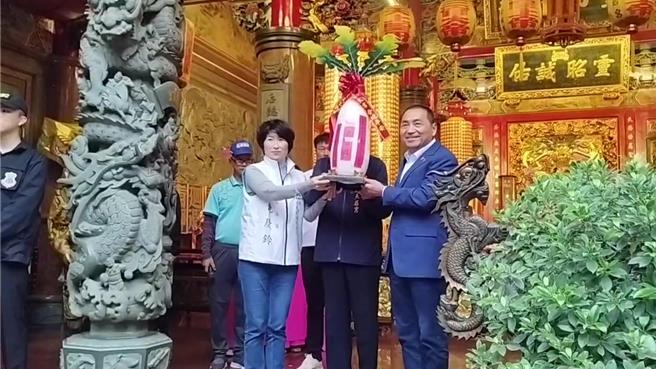 國民黨籍總統參選人侯友宜今天到台東天后宮。（蔡旻妤攝）