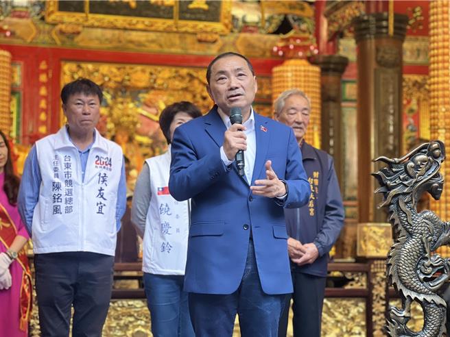 國民黨籍總統參選人侯友宜今天到台東天后宮。（蔡旻妤攝）