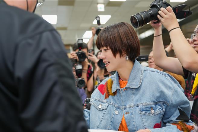 上野树里驻足帮粉丝签名。（天马行空提供）