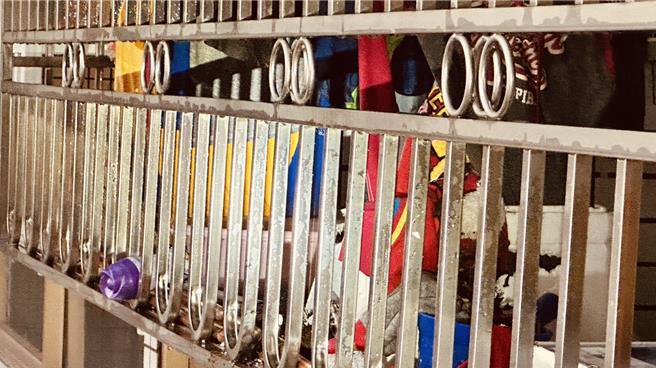 嘉义市兴达路一栋大楼阳台失火险酿灾。（民眾提供／廖素慧嘉市传真）