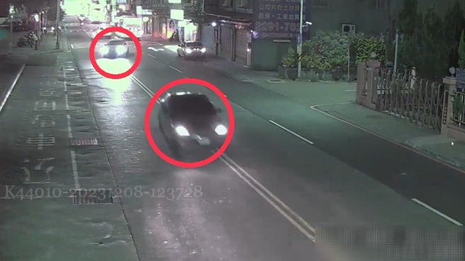 梁男昨晚間開車行經新北市五股區工商路時，突遭後方一輛黑色轎車追撞，雙雙隨後更於街頭追逐近2分鐘，共計1.2公里。（圖 / 劉詠韻翻攝）