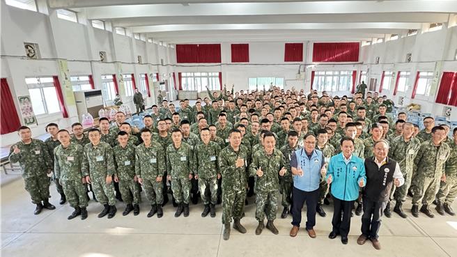 金门县政府为关心新训之县籍役男，8日下午由副县长李文良(一排中)带队前往慰问，关心入营役男受训情形。(于家麒摄)