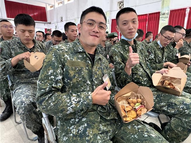 县府团队还贴心带给每位新兵1杯珍珠奶茶和1份美味点心，让大家一起开心享受下午茶时光。(于家麒摄)