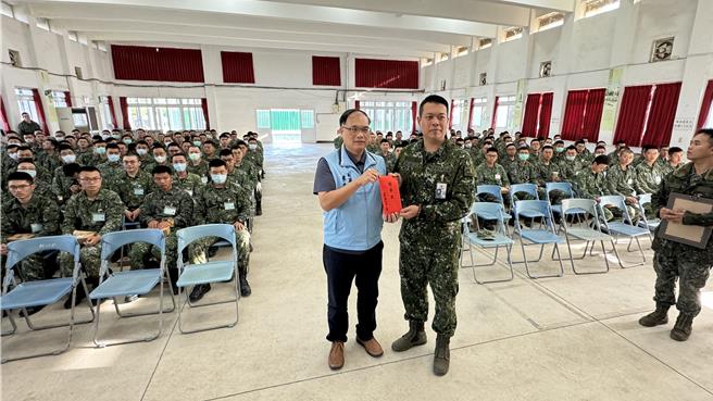 金门县副县长李文良(一排左)代表县府致赠新台币3万元的劳军款，并勉励新训役男对于体技训练要勤习。(于家麒摄)