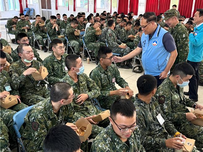 金门县副县长李文良也一一关心询问役男的受训情况；其中还有不少位是他在担任金大教师时的学生，师生在营中相会也让彼此备感窝心。(于家麒摄)