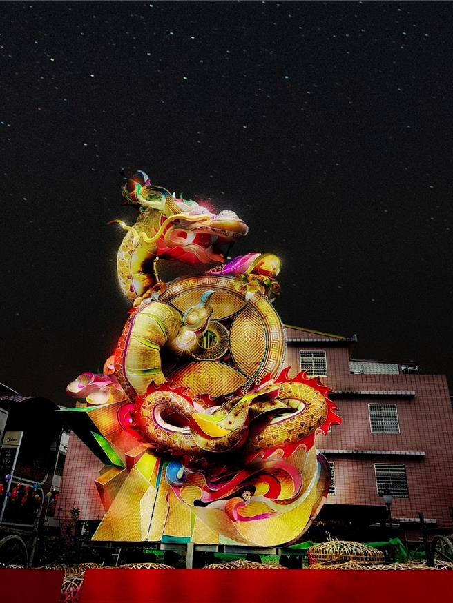 竹山镇公所竹艺灯会主灯「云起龙跃」正式进驻菸叶馆。竹山镇公所提供