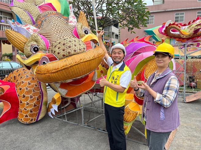 竹山镇公所迎接龙年元宵节，镇长陈东睦(左)特别邀请国宝级竹艺大师邱锦缎(右)与国宝级花灯大师王耀瑞两团队共同创作「云启龙跃」主灯。竹山镇公所提供