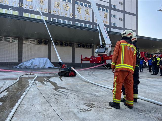 为强化传统产业救灾及区域联防应变能力，由桃园市消防局第一大队、经济部龟山产业园区服务中心、工业区区域联防组织及厂商协进会于绵春纤维工业股份有限公司办理消防演习。（消防提供）