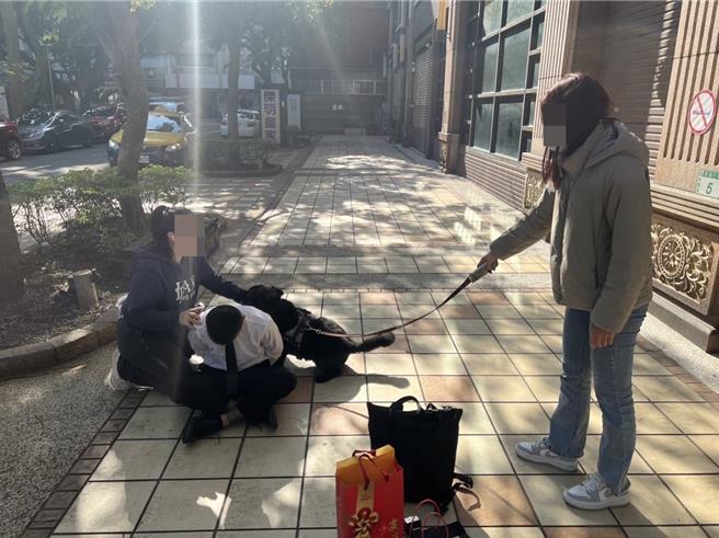 有民眾误信诈骗集团谎言，加入假投资群组，却被诈骗200万。报警后，桃园警分局中路派出所为逮捕车手，于嫌犯指定交款公园附近埋伏，员警牵着所犬妞妞偽装遛狗民眾，顺利将21岁林姓车手逮捕。(翻摄照片)