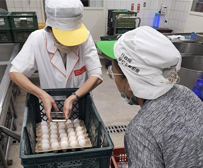 基市府8日表示，經北北基桃四縣市共識決議宣布，即日起學校午餐液蛋有條件開放，可使用具CAS標章之液蛋食材。圖為校園廚房督導人員及校廚共同驗收蛋品之情形。（基隆市政府提供／徐佑昇基隆傳真）