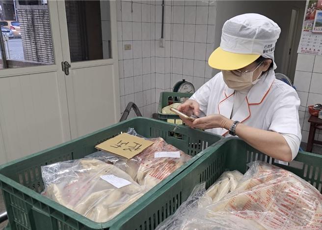 基市府8日表示，經北北基桃四縣市共識決議宣布，即日起學校午餐液蛋有條件開放，可使用具CAS標章之液蛋食材。圖為校園廚房督導人員驗收食材之情形。（基隆市政府提供／徐佑昇基隆傳真）