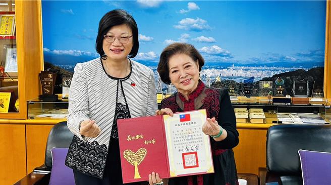 新北市社会局长李美珍（左）颁发感谢状给响应公益的金马影后陈淑芳（右）。（新北市社会局提供／吕健豪新北传真）