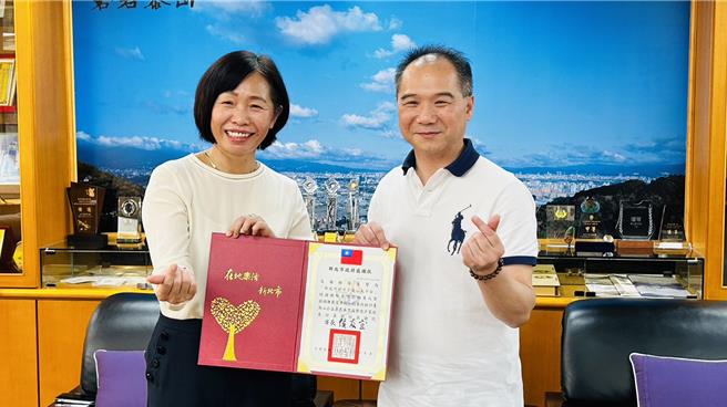 新北市乐心关怀协会理事长林阳晋（右）也获泰山区长郑淑敏（左）颁发感谢状。（新北市社会局提供／吕健豪新北传真）
