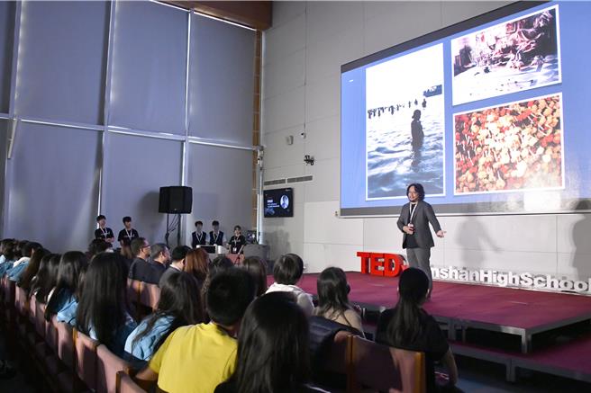 新北市南山中学7日下午于校内办理第7届「TEDxNanshanHighSchool」演讲，以「转换 Shift」为主题，邀请来自不同领域的讲者。（新北市南山中学提供／刘玮晴新北传真）