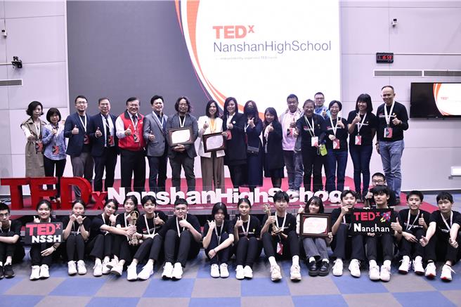 新北市南山中学邀请来自不同领域的6位讲者，从生命故事和经验分享，希望同学们听完后，可以好好思考，朝着自己的终极目标勇敢前进。（新北市南山中学提供／刘玮晴新北传真）