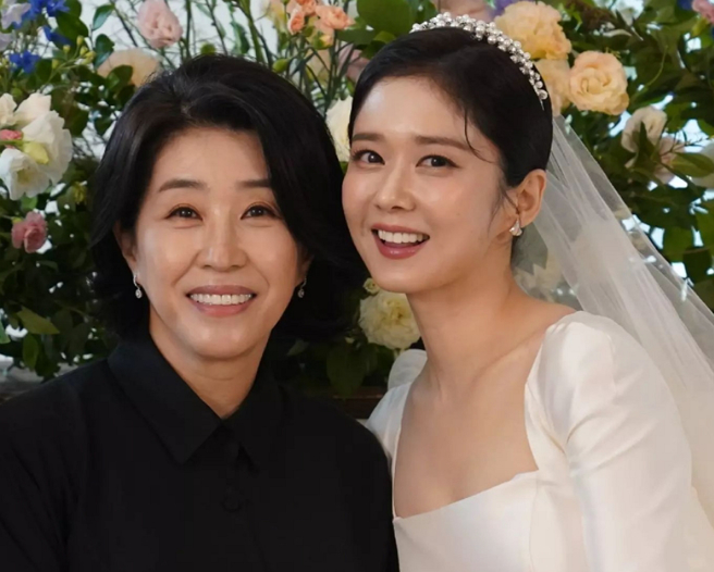 韩国资深女星金美京（左）在眾多韩剧中多半饰演男、女主角妈妈，因此有「国民妈妈」封号。（图／摘自金美京Instagram）