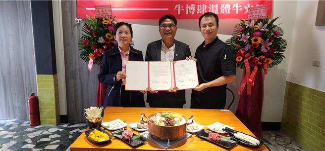 高雄飞行家综合旅行社与牛博肆温体牛火锅异业结盟，8日签订「飞牛专案」合作契约书，为高雄火锅产业美食旅游文化带来创新。（柯宗纬翻摄）