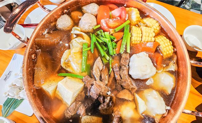 高雄飞行家综合旅行社与牛博肆温体牛火锅异业结盟，8日签订「飞牛专案」合作契约书，为高雄火锅产业美食旅游文化带来创新。（柯宗纬翻摄）