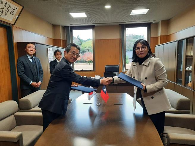 新北市十三行博物馆由馆长罗佩瑄(右)作为代表，12月3日至6日赴日本宫崎县，与西都原考古博物馆馆长岩切喜郎(前排左一）续签交流协议。（新北市立十三行博物馆提供）