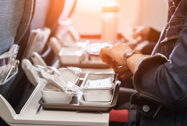 你是否也常觉得机上餐点食之无味？不妨採纳飞行常客的建议，订票时从航空公司的特殊餐点清单里寻找美味。（示意图／Shutterstock）