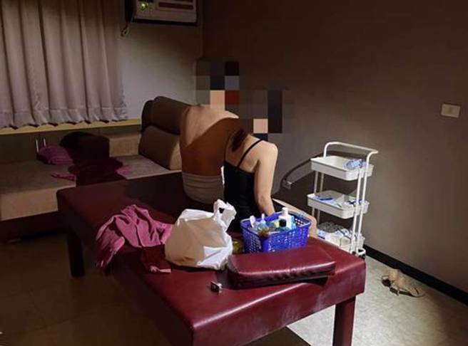 人夫与妻子结婚6年，无意中却发现她手机里与小王床上运动后的咸湿对话，其中包括「想妳帮我吹吹」、「没有妳的水濂洞好」。（图仅示意 / 中时资料照）