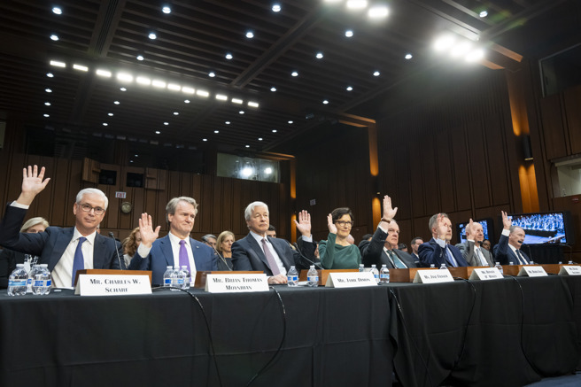 华尔街的金融大咖们承认，他们早就开始撤出投资中国的基金，主要是基于经济因素而非政治因素。图为金融大咖们出席参议院的委员会。（图／美联社）