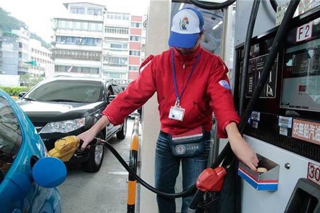 国际油价走跌，但下周国内柴油价却要逆势涨0.4元，中油解释，因为为维持亚临最低价，汽柴油吸收很多没涨。(资料照)