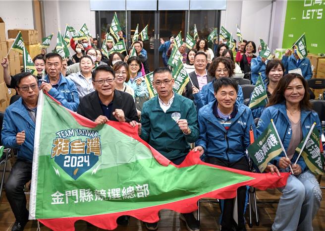 民进党总统参选人赖清德和副总统参选人萧美琴金门县竞选总部8日成立，竞选总干事潘孟安(一排左二)特别飞抵金门主持成立大会。(图民进党金门县党部提供)