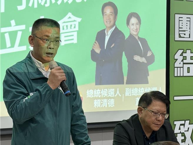 民进党金门县党部主委蔡其雍(左)期盼所有支持者共同努力，让民进党在金门的影响力和支持度在未来的36天中持续上升。(于家麒摄)