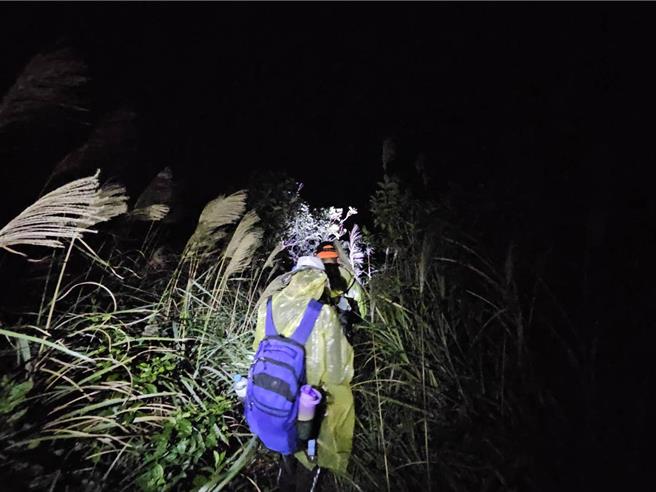 新北市一對男女相約攀登劍龍嶺，卻挑中午才上山，並疑因下山時天色昏暗迷路，所幸經消防人員搜救後順利獲救下山。（新北市消防局提供）