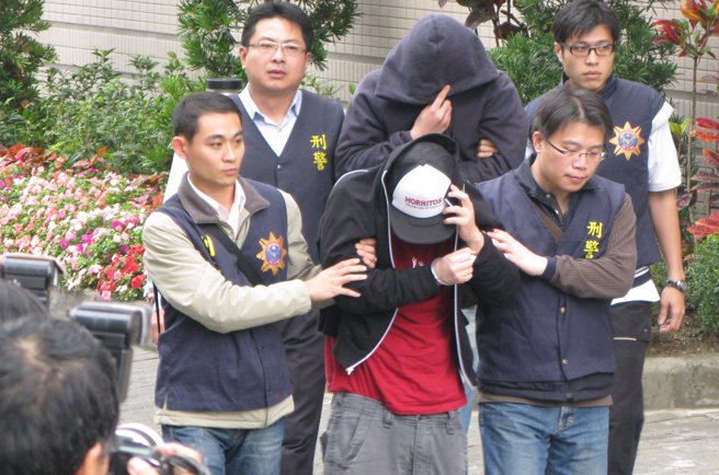 名模姚采颖前绯闻男友苑汝琦(后中)2010年涉嫌仲介安排美籍华人徐瑞基(前中)走私古柯碱闯关来台被逮。（中时资料照）