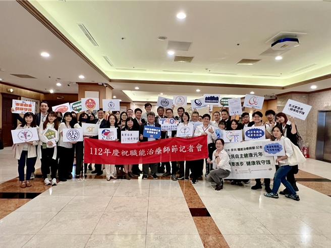 《職能治療師法》今天三讀通過，增修「非以疾病治療為目的」情形下，職能治療師可以走入社區及居家服務健康、亞健康個案。（臺灣職能治療學會提供）