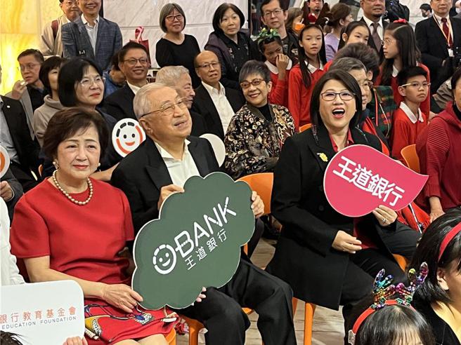 王道银行8日晚间举行集团耶诞点灯及感恩音乐会，董事长骆怡君（前排右）、创办人骆锦明（前排右二）均出席。图／巫其伦