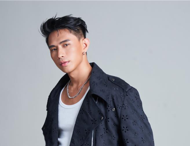 柏霖為《生命捕手》演唱片頭曲〈本來今天〉。（索尼音樂提供）