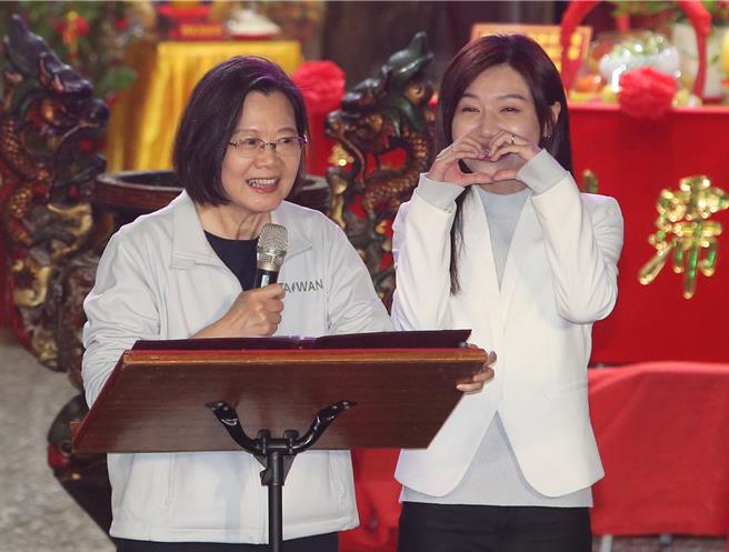 蔡英文总统今(8)日晚间7时许前往台北市中正区古亭地区的南福宫参香，同时也替民进党立法委员参选人吴沛忆站台。(赵双杰摄)