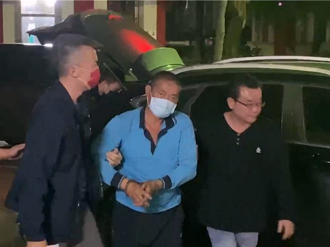 彰化溪州乡赖姓男子残忍杀害前女友郑姓女子，8日晚间被移送彰化地检署复讯。（孙英哲摄）